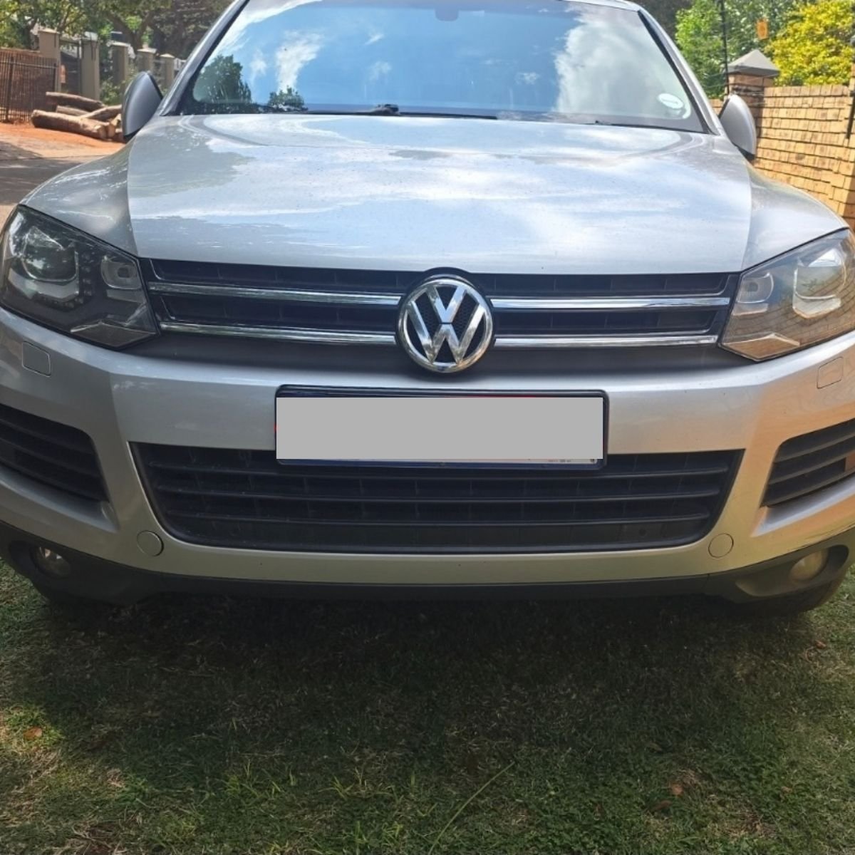2011 VW Touareg V6 TDI 1 front - Antons selling corner